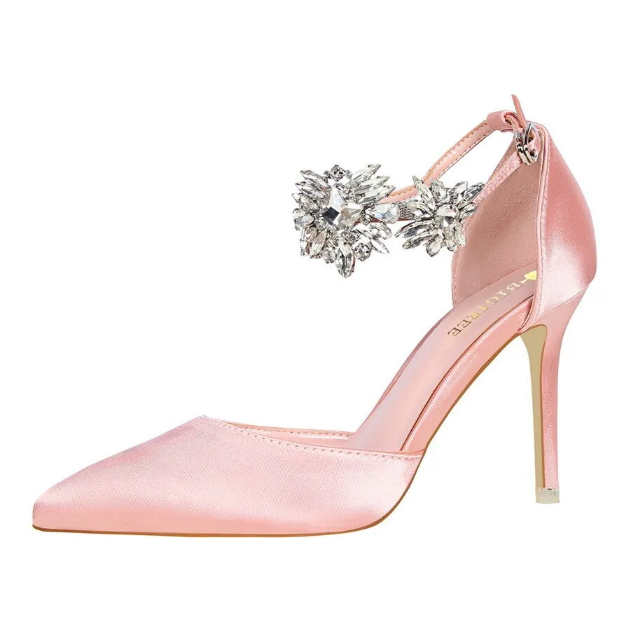 Elegant Crystal Pearl Pointed Toe Shoe